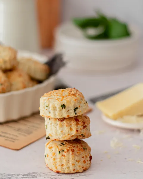 Scones de queso y hierbas