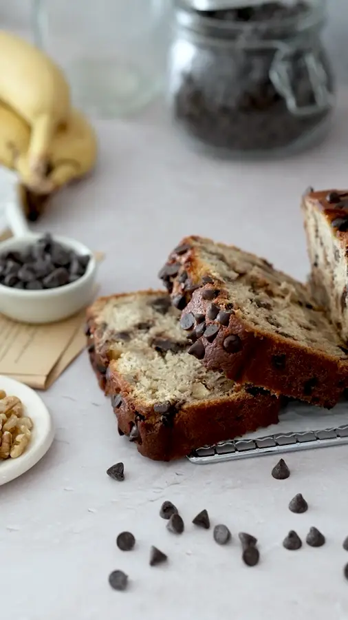 Video: preparación de un budín de banana con chips de chocolate, del batido al corte