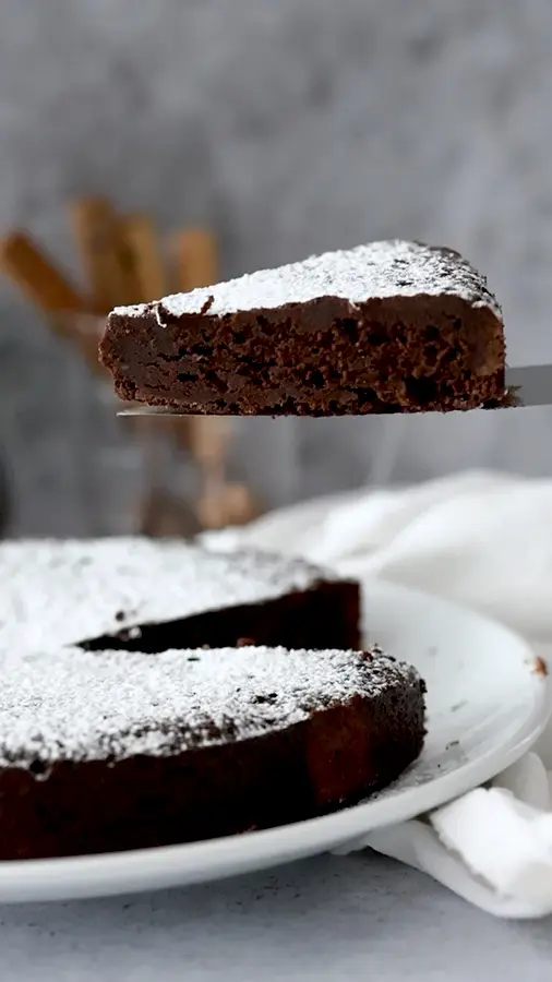 Video: torta de chocolate sin harina, del batido al espolvoreado de azúcar