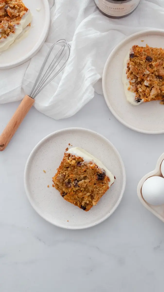 Porción de carrot cake sobre un plato moteado, producción para Naarden