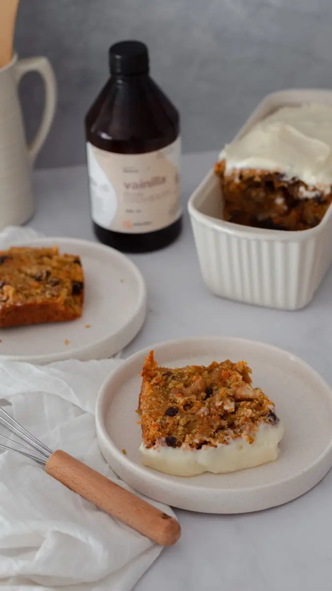 Porción de carrot cake con esencia de vainilla Naarden, vista desde arriba con una cuchara