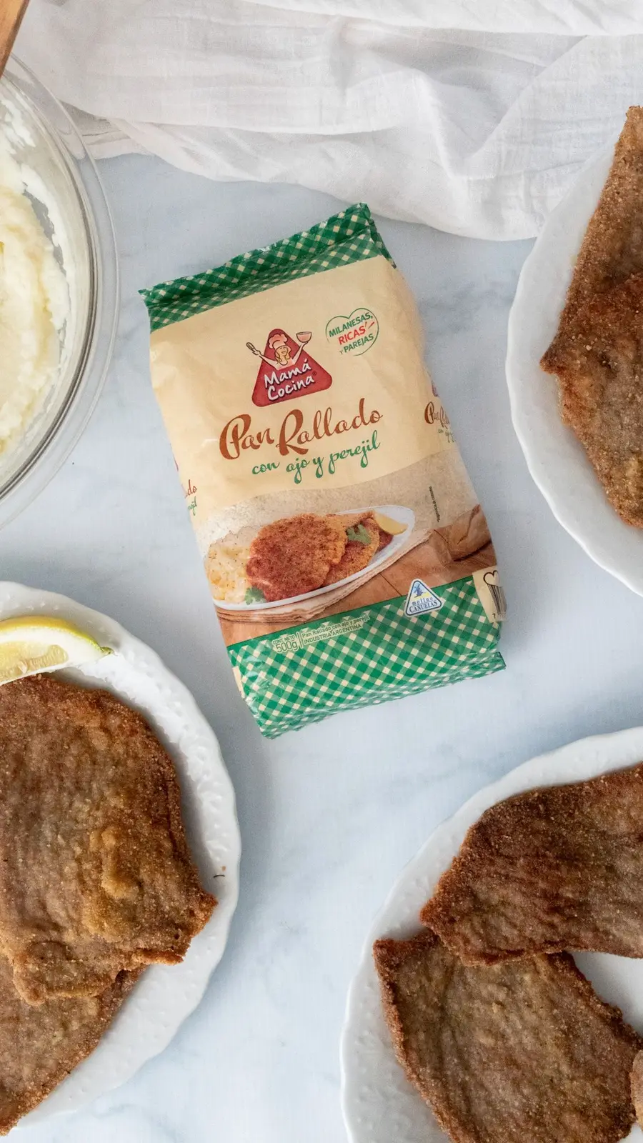 Paquete de pan rallado Mamá Cocina junto a tostadas y limón