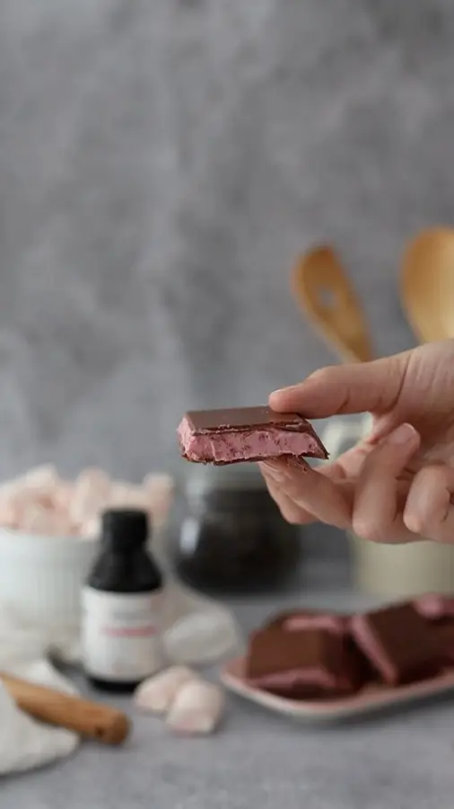 Video: chocolate cayendo en el molde de tabletas